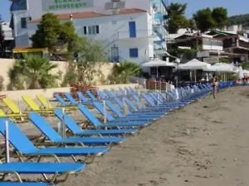 Karyatides 2* Ajía Marína